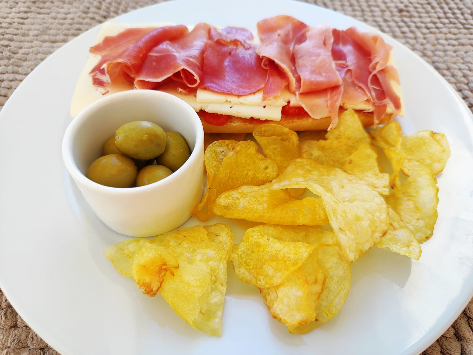 Ham sandwich with olives & crisps