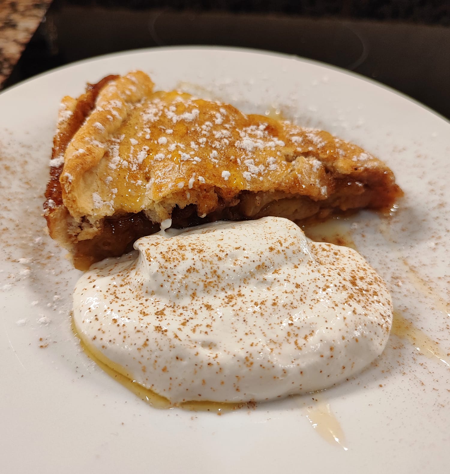 Apple pie with cinnamon cream